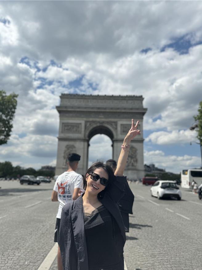 苏晏霈开心与凯旋门合影。（苏晏霈提供）