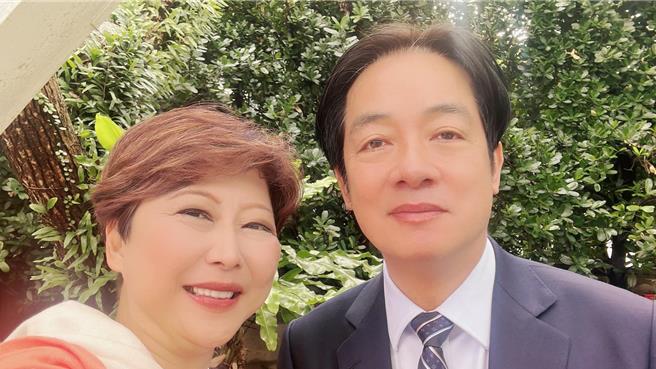 民進黨立委陳亭妃今上午貼出自己掛點滴的照片，下午分享自己到總統官邸與賴清德總統的自拍照，表示與傾聽民意的賴清德總統站在一起、捍衛人民的未來。（摘自陳亭妃臉書／楊亞璇台北傳真）