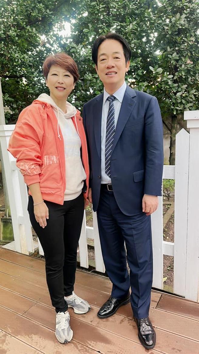 陳亭妃還在留言區加碼貼出自己與賴清德的合照說「歡迎我們台灣隊長賴清德」。（摘自陳亭妃臉書／楊亞璇台北傳真）
