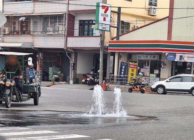 光明路二段与大寮路口23日上午出现「双喷泉」。（翻摄大寮里大小事／洪靖宜高雄传真）