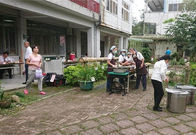 古坑樟湖国小旧校区租给樟湖社区发展协会与云林县樟湖蓝染人文协会作为长青食堂、展示空间。（本报资料照片）