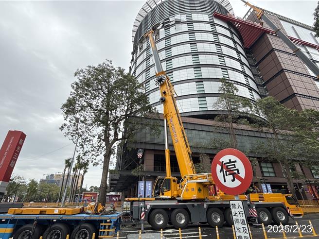 新光三越台中中港店启动外墙安全防护，进行外墙附挂物掉落的紧急抢灾作业。（新光三越提供）