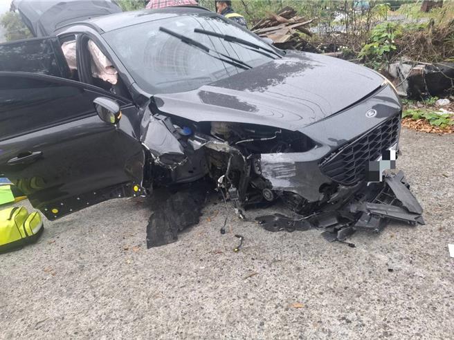 台中市议员古秀英1家6口的座车右前车头撞毁。（民眾提供／宝智华台中传真）