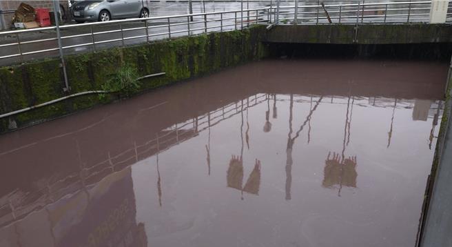 宜蘭打那河圳整條河成紅色，網友諷「紅豆湯來一碗」。（民眾提供／吳佩蓉宜蘭傳真）