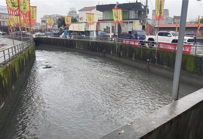 宜蘭縣環保局表示打那河圳已恢復水色，將持續派員追蹤水體是否有異常情事。（宜蘭縣環保局提供／吳佩蓉宜蘭傳真）