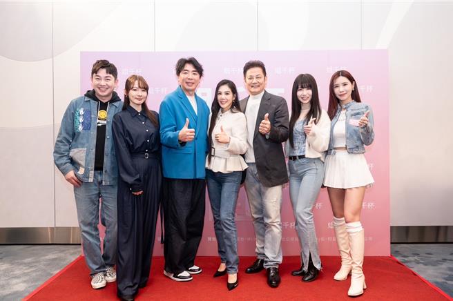 李明川（左起）、林莎、梁赫群、楊晨熙、徐乃麟、曉帆、沐妍一同合影。（姐千杯提供）