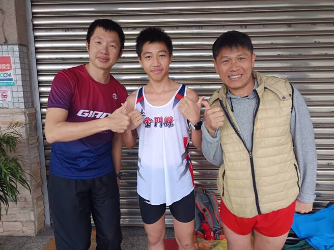金门16岁小将卓佳赏(中)在协会杯全国定向越野锦标赛暨全国排名赛封王，父亲卓正弘(右)和第二名杨晁青。（定向越野协会提供）