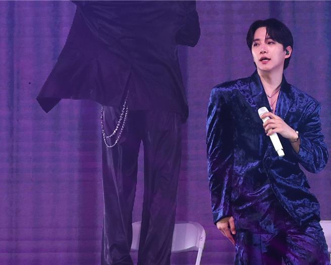 今是李俊昊在台第二场演出，依旧又唱又跳展现偶像魅力。（邓博仁摄）