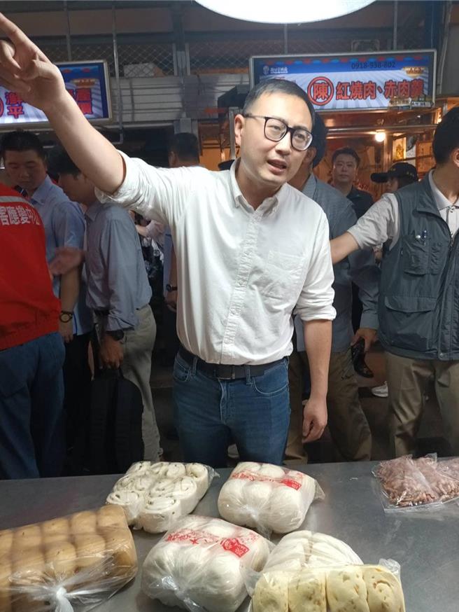 国民党立委廖先翔指出，有民眾反应罢免团体不满汐止金龙市场不接受罢免摆摊，高喊「民眾的机车也不得停放」。