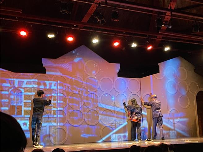 卓文萱與張允曦主演的沉浸式舞台劇《西門町一番地》，22日晚間演出時發生布景倒塌意外。（林淑娟攝）