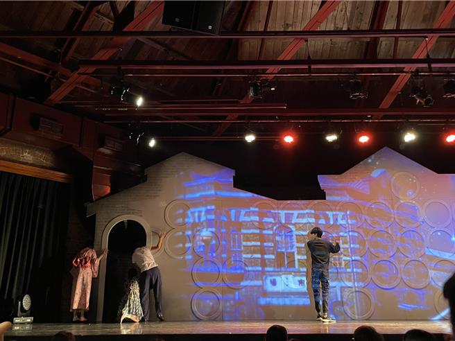 卓文萱與張允曦主演的沉浸式舞台劇《西門町一番地》，22日晚間演出時發生布景倒塌意外。（林淑娟攝）