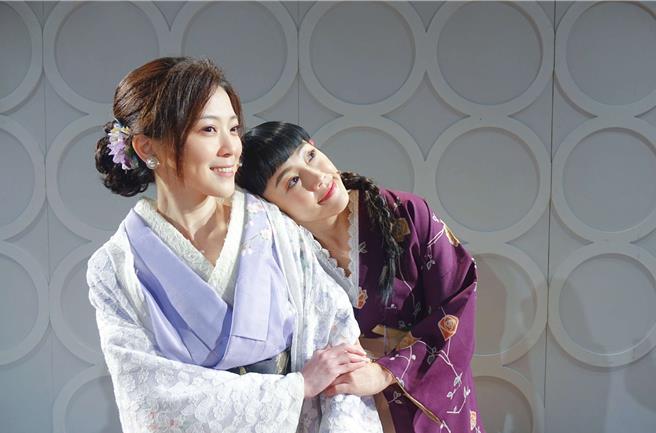 卓文萱（左）與張允曦在沉浸式舞台劇《西門町一番地》飾演跨時代的母女。（全民大劇團提供）