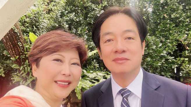 陈亭妃(左)PO出与赖清德(右)在烤肉趴的合照，引发讨论。（摘自陈亭妃脸书）