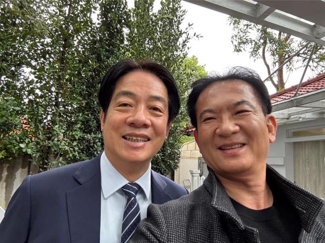 民进党立委林俊宪晒出与总统赖清德的合照，两人一脸灿笑。(摘自林俊宪脸书)