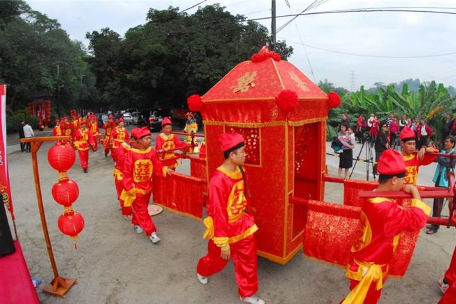 新人在台湾万里长城举办復古婚礼，免费提供花轿，体验不一样的婚宴喜气。图／业者提供