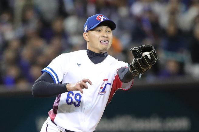 徐若熙飞身拦下尼加拉瓜李维拉击出的投手前平飞球。（黄世麒摄）