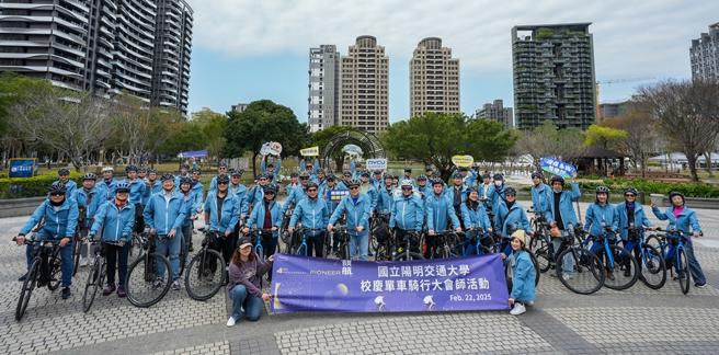 阳明交大林奇宏校长率领行政主管发起「领航号」单车骑行活动，以行动串联台北、宜兰与台南各校区，象徵校内资源与师生间的紧密连结。图/阳明交大提供