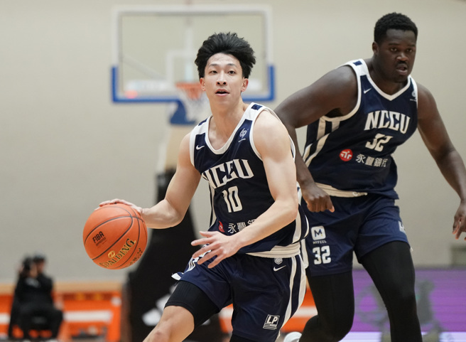 政大宋昕澔（前）全场贡献14分，送出7助攻。（大专体总提供）