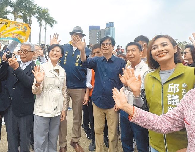 民进党立委林岱桦（左二）交保后22日首度公开露面，高雄市长陈其迈（右三）主动找她握手，林岱桦与立委许智杰（右二）、邱议莹（右一）无互动。（资料照，洪靖宜摄）