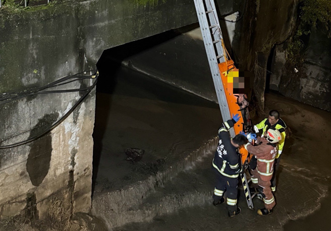 新莊警方調閱監視器發現失蹤婦人掉落大排，立即通知消防隊到場聯手救援。（翻攝畫面）
