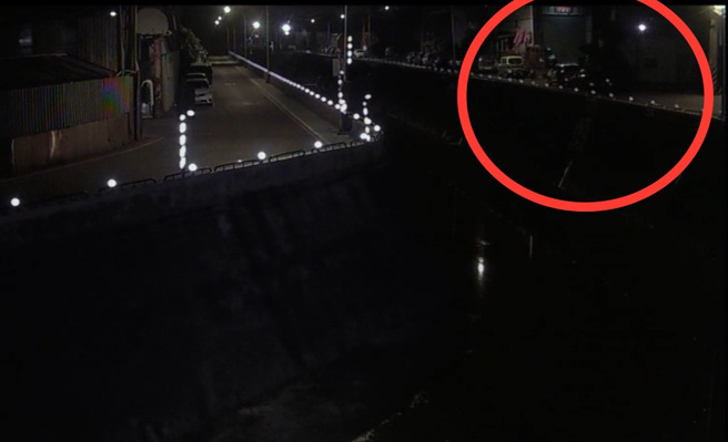 新莊警方調閱監視器發現失蹤婦人掉落大排，立即通知消防隊到場聯手救援。（翻攝畫面）