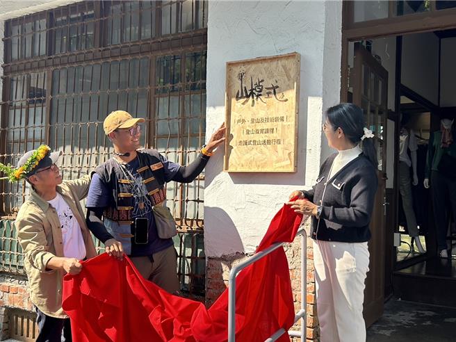 屏东原百货经营不易，今年1月底仅剩1店家，但主打登山健走课程及装备的「山模式」23日逆势插旗进驻，县政府期许能带进更多人潮。（谢佳潾摄）
