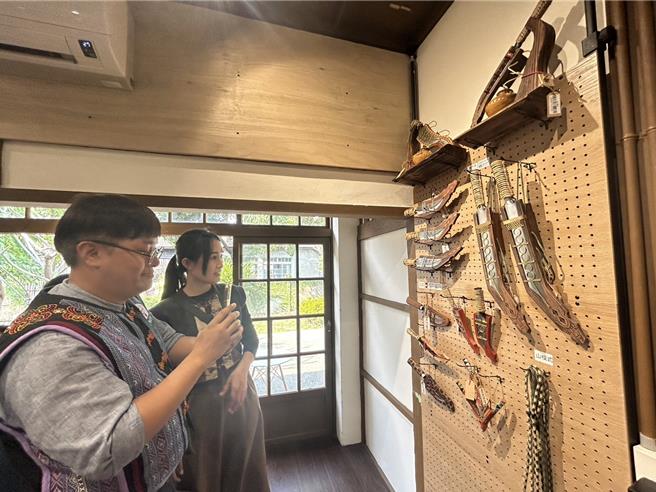 屏东原百货经营不易，今年1月底仅剩1店家，但主打登山健走课程及装备的「山模式」23日逆势插旗进驻，县政府期许能带进更多人潮。（谢佳潾摄）