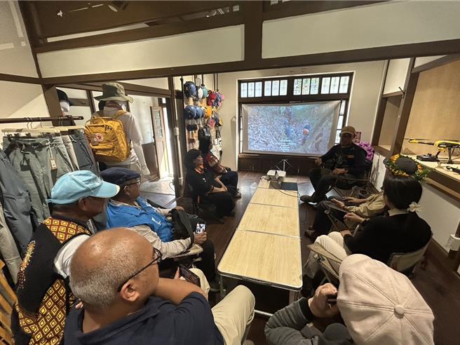 屏东原百货经营不易，今年1月底仅剩1店家，但主打登山健走课程及装备的「山模式」23日逆势插旗进驻，县政府期许能带进更多人潮。（谢佳潾摄）