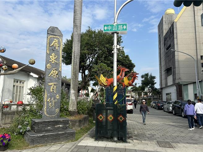 屏东原百货经营不易，今年1月底仅剩1店家，但主打登山健走课程及装备的「山模式」23日逆势插旗进驻，县政府期许能带进更多人潮。（谢佳潾摄）