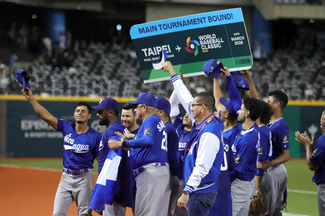 尼加拉瓜获胜晋级后，高举代表会内赛门票的看板庆祝。（黄世麒摄）