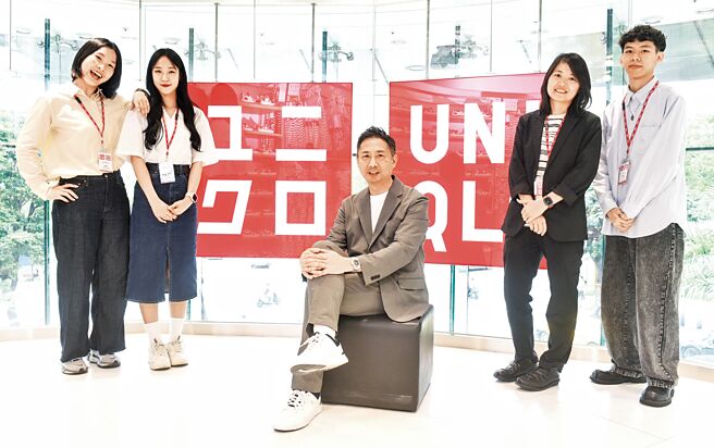 營運長篠崎大二郎（中）說，UNIQLO吸引顧客的關鍵不僅在促銷，通過LifeWear品牌理念，從商品到服務傳遞價值。圖／顏謙隆