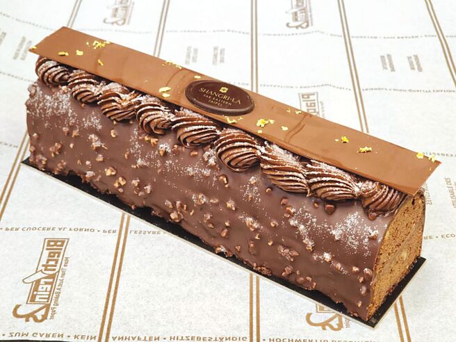 台北遠東香格里拉「Cadbury金莎脆皮巧克力蛋糕」，選用Cadbury經典可巧克力風味糖，一條980元／單塊100元。圖／台北遠東香格里拉提供