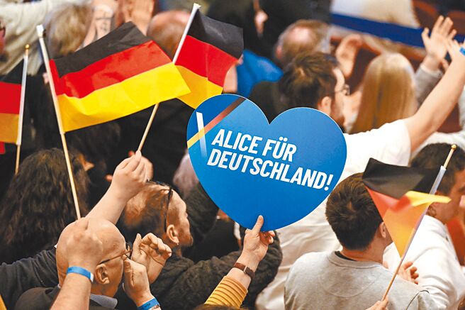 美媒评论认为，正走上衰退之路的德国，无法靠大选东山再起。图为民眾参加另类选择党竞选活动。（路透）