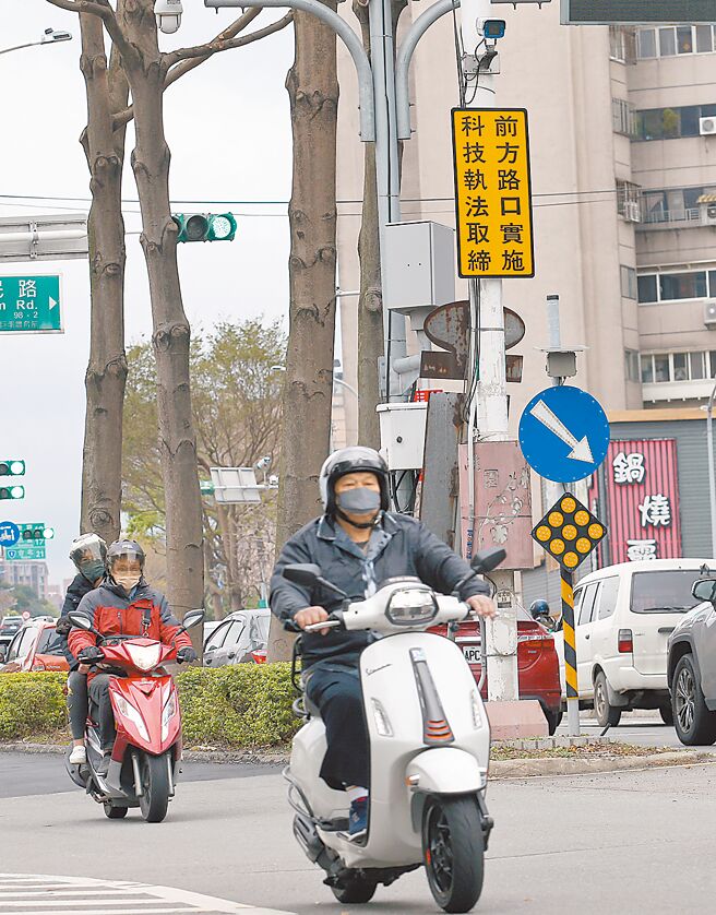 近年来全台各县市积极设置科技执法，强化交通安全并取缔各类违规事件。（范扬光摄）