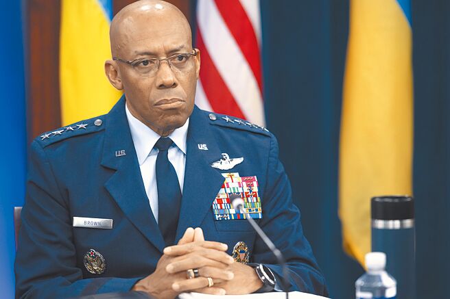 川普21日宣布，将解除美参谋首长联席会议主席布朗（见图）的职务。有媒体指出，此举与川普废除前拜登政府的多元化政策有关。（美联社）