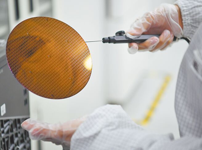 传出华府考虑限制美资在中国参与敏感技术的投资，其中涵盖半导体、人工智慧等领域。图为陜西光电子先导院展示硅晶圆。（新华社）