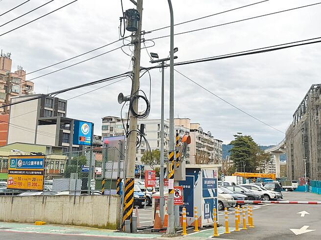 新北市鶯歌區公八公園平面停車場改建地下停車場規畫，因爭取不到中央經費挹注延宕許久。新北市交通局長鍾鳴時說，預計今年中就會上網招標發包工程。（柯毓庭攝）