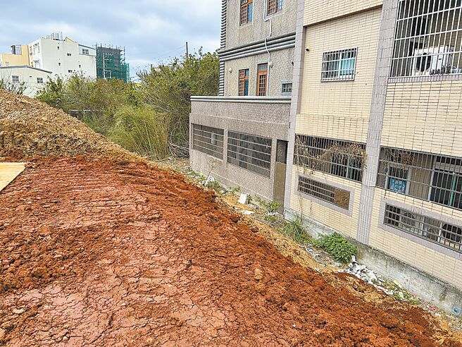 新竹縣湖口鄉1處都市計畫區內的文教區用地，疑遭人棄置廢土，由於高度達4公尺，引發附近居民恐慌。（吳淑君提供／王惠慧新竹傳真）