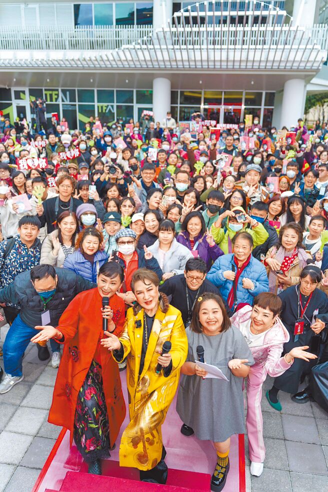 楊麗花（左二）22日會粉絲，陳亞蘭（左起）、主持人鍾欣凌、紀麗如陪同。（吳松翰攝）