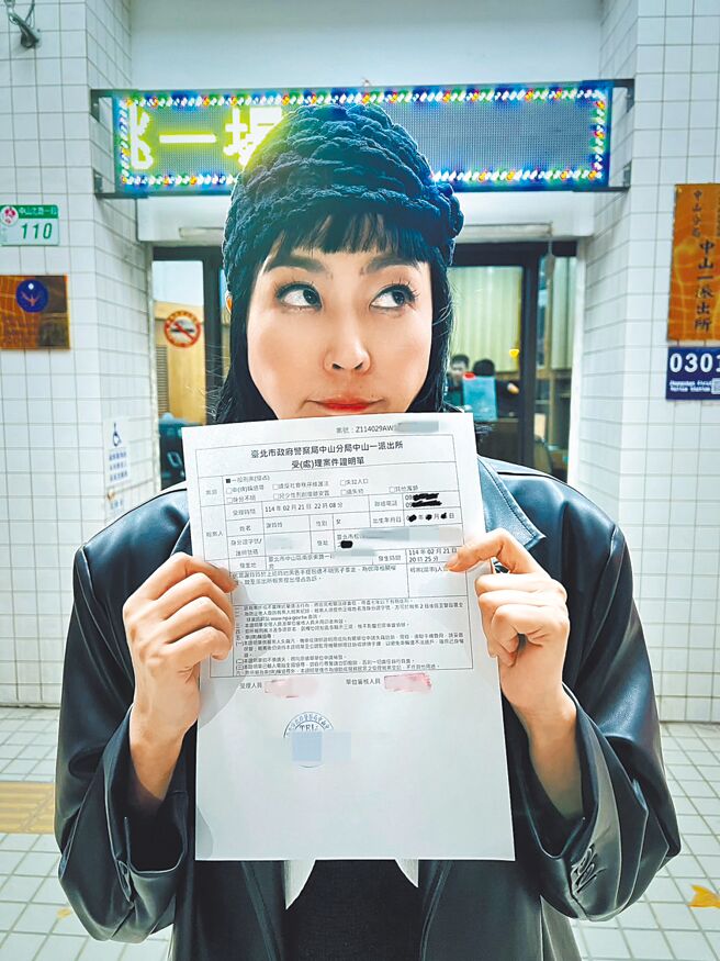 唐玲21日晚間包包被偷，心急到警察局報案。（唐玲提供）