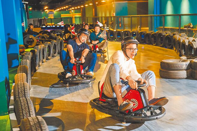 在瑞穗天合國際觀光酒店，可暢玩園區內的跑跑旋轉車等設施。（天成飯店集團提供）