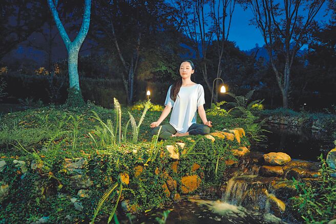 星空下的「森呼吸」體驗，透過緩慢伸展與深層呼吸，釋放身心壓力。（虹夕諾雅 谷關提供）