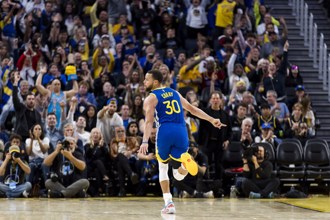 NBA》昔日浪花兄弟回勇士主场再对决 这次还是柯瑞大胜