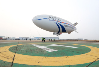 絲滑開飛！陸產全電動「祥雲」載人飛艇首飛成功 