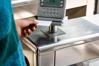 接班同事常遲到 保全怒開三槍斃了他