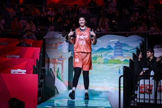 籃球》制霸！大陸223公分女將張子宇「站著打爆全場」