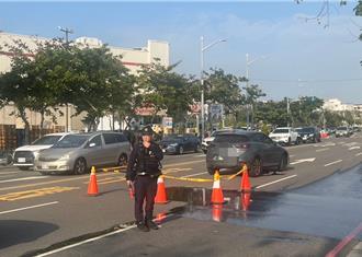 高雄休旅车撞进天坑「下巴掉了」 竟是污水管错位掏空酿祸