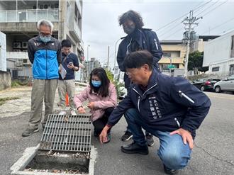 影》烏日怪象！排水溝無雨湧泉 居民崩潰：10幾年沒解決