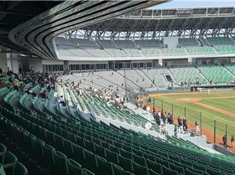 中韓職棒春訓賽開箱台南新球場  首場人潮冷清