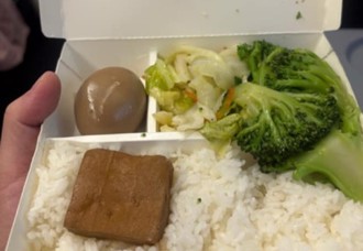 買80元排骨便當「沒排骨」他打開傻眼 台鐵道歉了